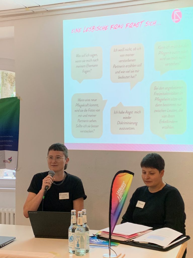 Elsa Paus und Eva Obernauer halten einen Vortrag über Altern und Pflege lesbisch queerer Menschen in Berlin
